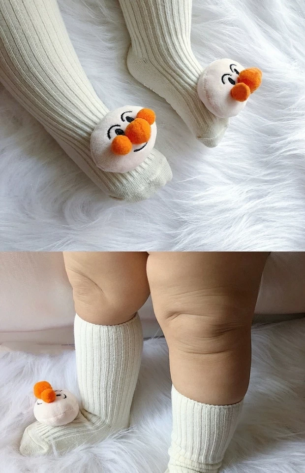 Baby socks made of healthy and environment-friendly materials protect the baby's growth
