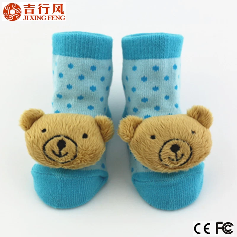 Chine Meilleur fabricant de chaussettes pour bébé en Chine, chaussettes pour bébé en coton mignon personnalisées avec décoration de poupée d'ours fabricant