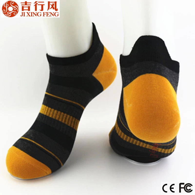 Mode de Chine chaussettes usine, coloré à la mode en gros hommes chaussettes