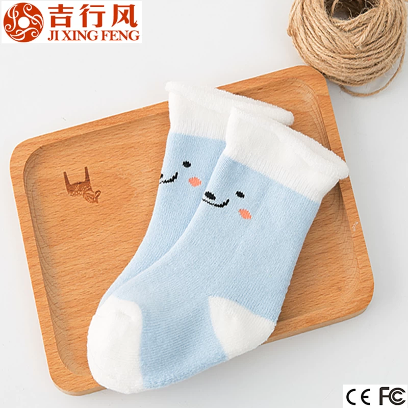 Chine infantile éponge chaussettes Terry chaussettes pour bambin rose en vente