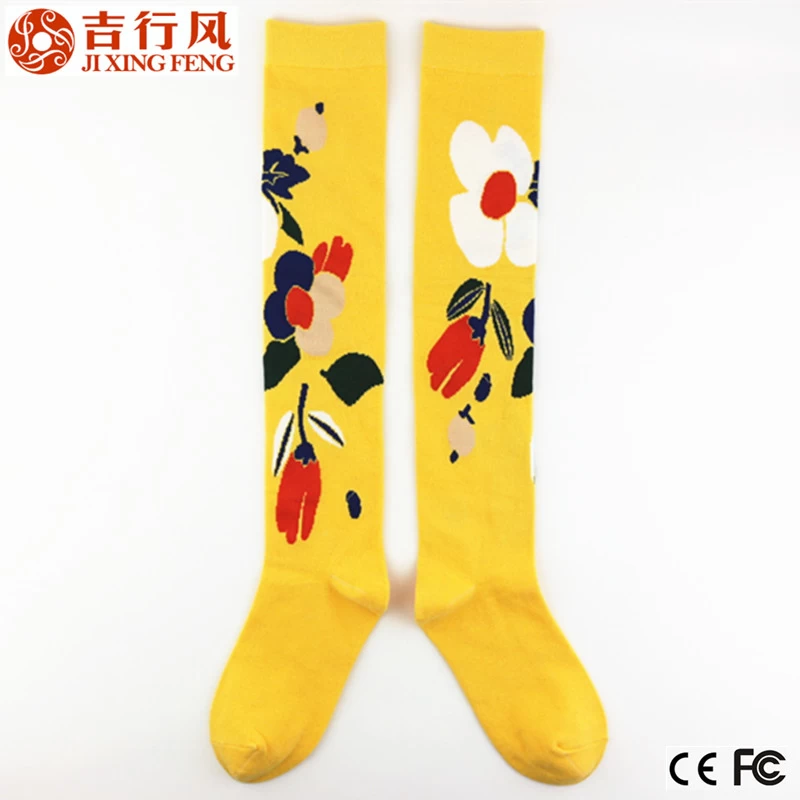 Chinois professionnel chaussettes fabricant, fleur de vente chaude en gros tricot genou haut filles chaussettes