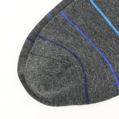 Nouveau style de mode de conception de mens gris chaussettes à rayures, en coton et logo sur mesure