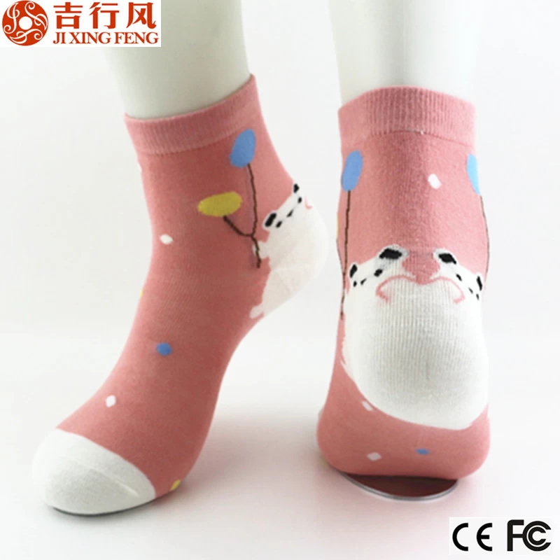 OEM chaussettes fournisseur Chine, jacquard motif de cartoon coloré personnalisé en gros tricot femmes chaussettes