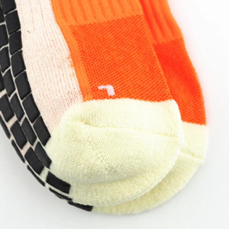 Les meilleures chaussettes saler en Chine, en gros nylon orange chaussettes anti dérapante sport sèche rapide