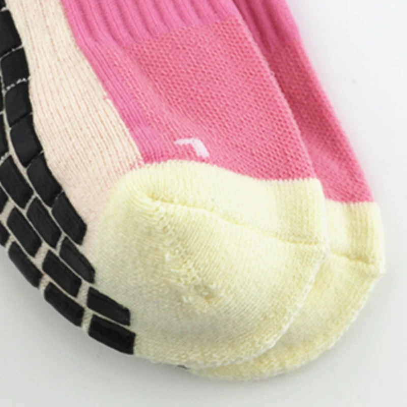 bulk wholesale different colors of anti slip mid-calf sport socks