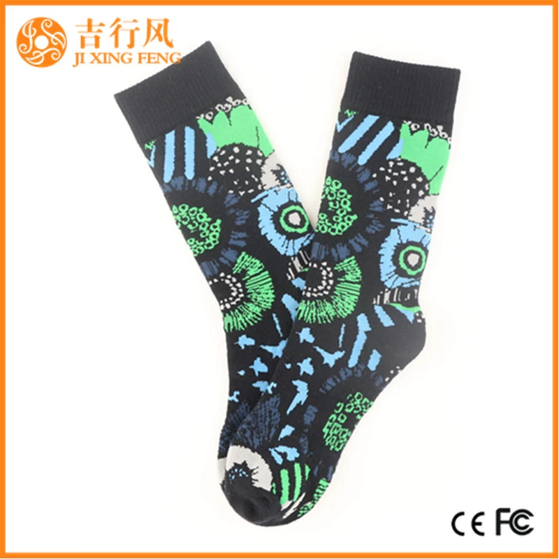 Männer Baumwollsocken Lieferanten und Hersteller Herstellung Cartoon Muster gestrickte Sport Männer Socken