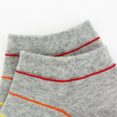 wholesale customized the newest style of colour mens cotton striped socks