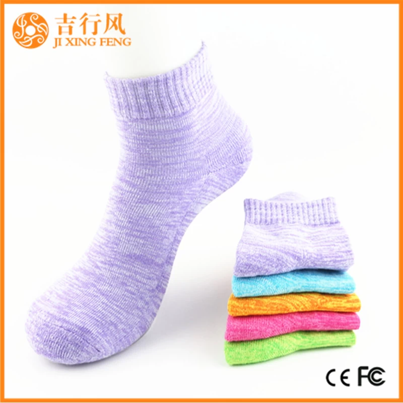 chaussettes colorées de femmes fabricant produisent les chaussettes chaudes d'hiver de coton