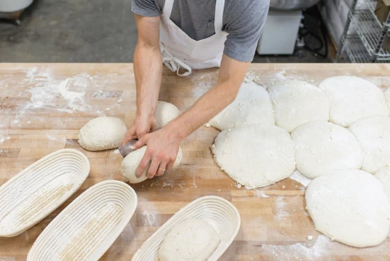 Steward - ¿PARA QUÉ SIRVE LOS BANETONES? Los banetones son unos recipientes  o cestos que se utilizan para mantener la forma del pan durante la  fermentación; si no usásemos un bannetón durante