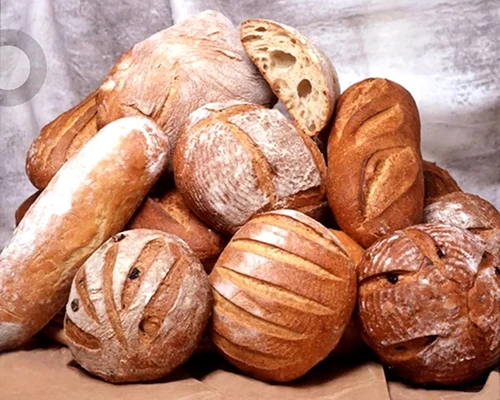 Masa de pan artesanal leudando en cestas de fermentación creadas