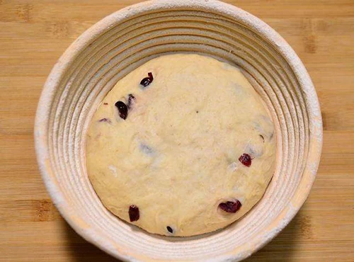 Masa de pan artesanal levantándose en una cesta de fermentación