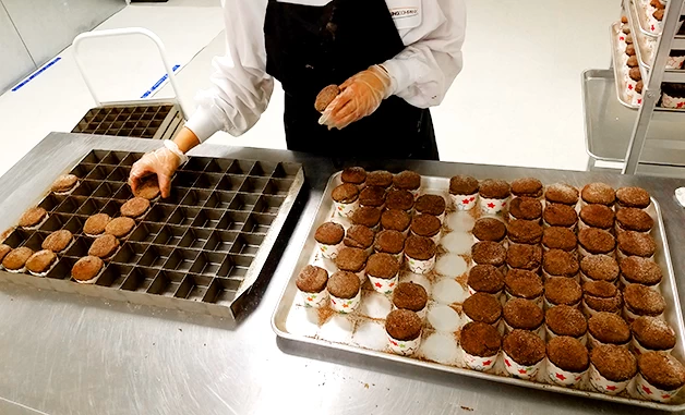 Chiny Dostarczamy niestandardową tacę na ciasteczka z 70 filiżankami producent