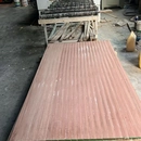 Chine Épissure en bois massif d'okoumé avec des bandes de largeur égale collées ensemble Panneaux collés pour cadre photo de qualité supérieure et planches de fabrication de meubles avec une légère couleur rouge fabricant