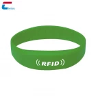China Pulseira RFID personalizada para parque aquático por atacado à prova d'água NTAG 213 pulseira de silicone fabricante
