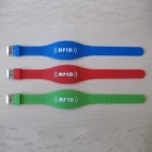 Chine bifréquence silicone RFID bracelet avec bouton montre fabricant