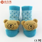 Китай Китай лучший производитель детских носков, изготовленные на заказ милые хлопчатобумажные детские носки с украшением куклы-медведя производителя