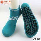 China China beste sokken product maker, groothandel aangepaste anti slip sokken voor trampoline park fabrikant