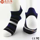 China Der professionelle Socken-Hersteller in China, kundenspezifische Logos Männer klassische Kissen Crew Socken Hersteller