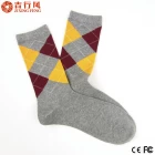 中国 最好的价格批发定制的菱形格袜子为男人 制造商