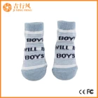 China gekamd katoen baby sokken fabriek groothandel aangepaste pasgeboren katoenen antislip sokken fabrikant