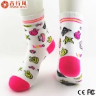 China benutzerdefinierte Socken-Fabrik China, Socken Großhandel bunten Cartoon Strickerei Mädchen Baumwolle Hersteller