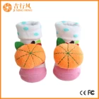 Chine chaussettes de bébé en caoutchouc anti-dérapant usine chaussettes de bébé en coton bébé personnalisé fabricant