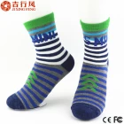 China estilos de moda personalizado por atacado do padrão bonito dos desenhos animados de meias de algodão da listra fabricante