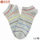 China Venda por atacado personalizado o estilo o mais novo de meias de algodão listrado cor mens fabricante
