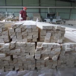 China Günstiger Preis und hochwertige Paulownia-Dreieck-Holzlatten, Holzfasenstreifen Hersteller
