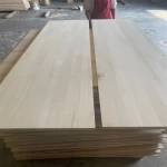 Chine Panneaux collés en peuplier russe avec un bon prix et une belle couleur pour les planches de fabrication de meubles et de cercueils fabricant