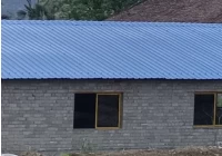 Quanto tempo ci vuole per costruire un tetto in PVC di 200 metri quadrati e a quali problemi bisogna prestare attenzione?