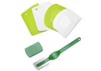 Le grattoir à pain en plastique est un outil de cuisine très pratique.