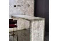 Durchscheinende weiße Kristallquarzplatten werden für Wandmöbel und Arbeitsplatten verwendet