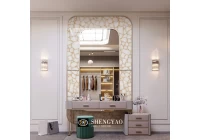 slab spy crystal ດ້ວຍສີຂາວທີ່ມີໃບທອງຂອງກອບແວ່ນແຍງ