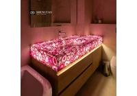 Laje de ágata rosa usada em penteadeira e pia retroiluminada