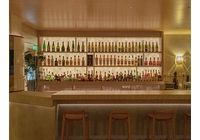 Von hinten beleuchtete, durchscheinende weiße Kristallquarz-Weinschrank-Hintergrundwand