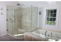 Diferentes tipos de vidro da porta do chuveiro