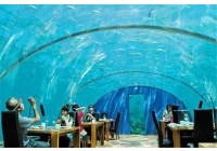 Restaurante submarino de vidro