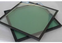 Jaki jest wpływ aluminiowej przekładki na izolowane szkło?