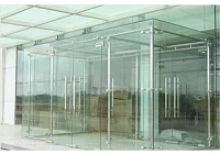 Gemeinsame Glasverwendung für Tür und Fenster.