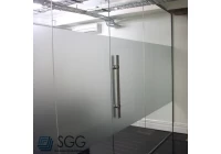What are the characteristics of frameless glass doors?