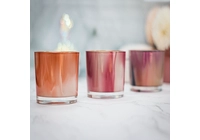 Copos de velas coloridas iluminando sua vida