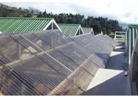 Ano ang mga kinakailangan para sa mga tile sa bubong sa pagbuo ng isang greenhouse sa isang villa?