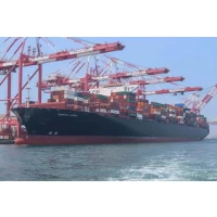 装满了中国货物的集装箱船相撞，并称为上海/宁波/深圳。注意，托运人！