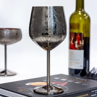 Weinglas im Steampunk-Stil