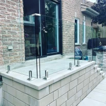 Chine Robinet en verre réglable Canada avec 4 trous ovales pour balustrade en verre de clôture de piscine sans cadre fabricant