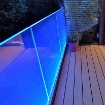 China Deck Outdoor Led Glass Railing Frameloze Aluminium U kanaal Glas balustrade balkon hek klem glazen railing met LED-licht fabrikant
