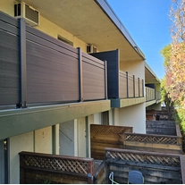 Cina Pannelli di recinzione in legno da giardino per balconi esterni resistenti ai raggi UV impermeabili in legno composito per recinzione WPC per la casa fai-da-te produttore