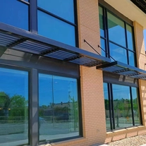 Chine Auvents en aluminium résistants à l'eau modernes commerciaux conçus sur mesure d'auvent de patio fabricant