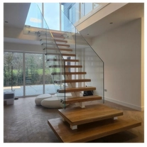 China Degraus de madeira interiores personalizados de alta qualidade Escadas flutuantes modernas e corrimão de vidro para casa de campo fabricante